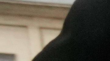 Una mujer llora junto a ataúdes cubiertos con banderas de un grupo de fuerzas de seguridad, quienes murieron en las protestas antigubernamentales, en su funeral.