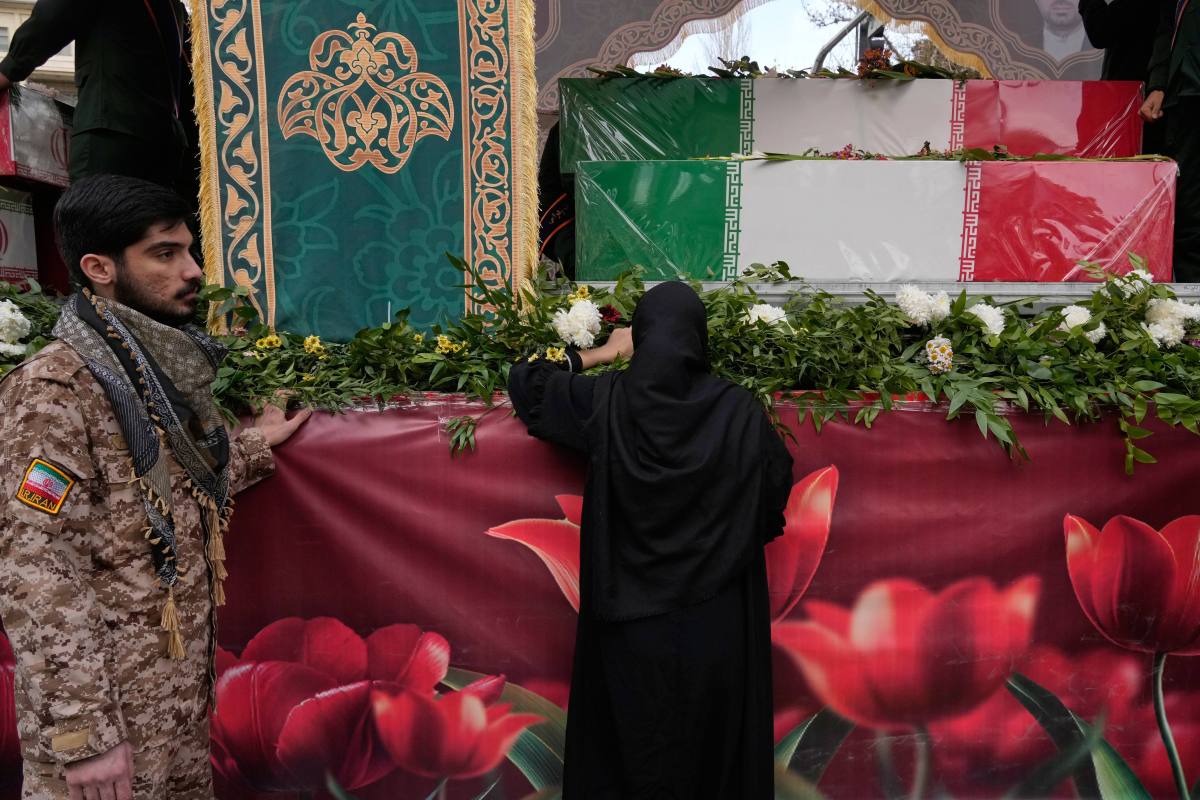 Irán despide en funerales a policías muertos en manifestaciones sin mencionar a los civiles