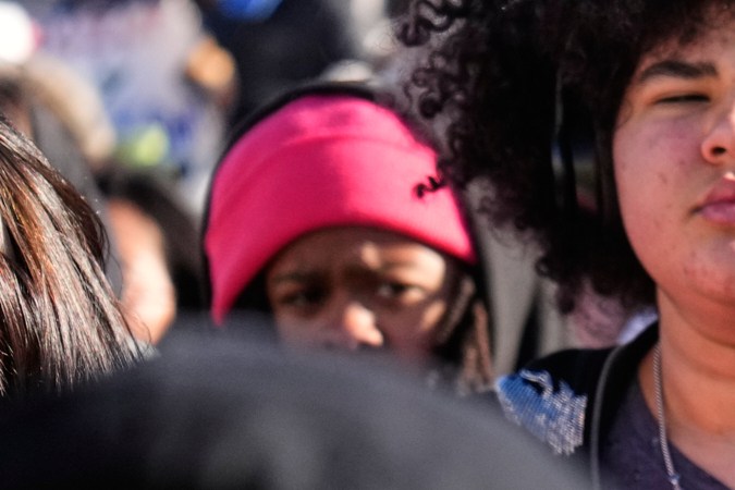Manifestantes se congregan frente al Capitolio del Estado de Minnesota en respuesta a la muerte de Renee Good, quien fue asesinada a tiros por un agente de ICE.