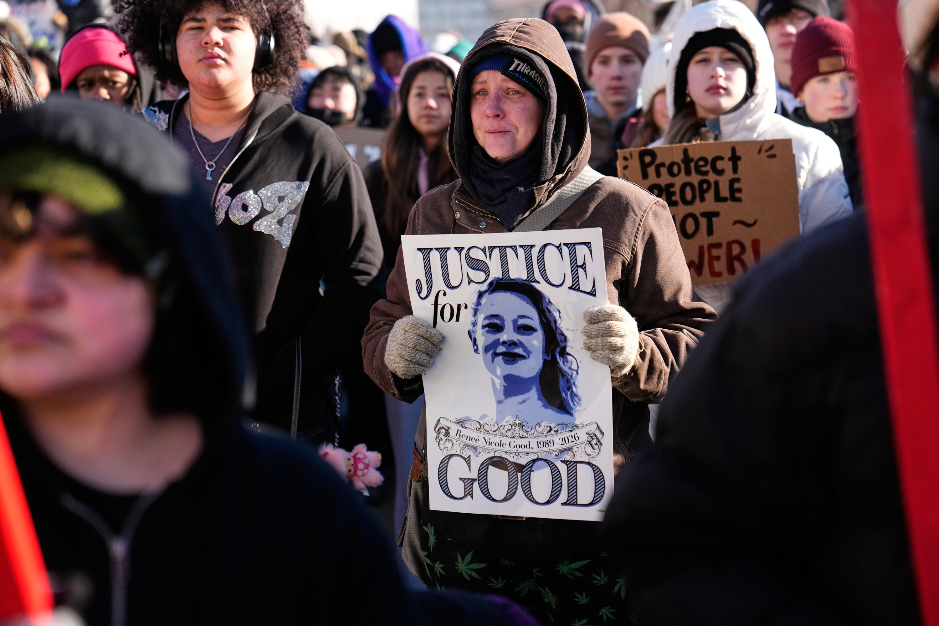 Manifestantes se congregan frente al Capitolio del Estado de Minnesota en respuesta a la muerte de Renee Good, quien fue asesinada a tiros por un agente de ICE.