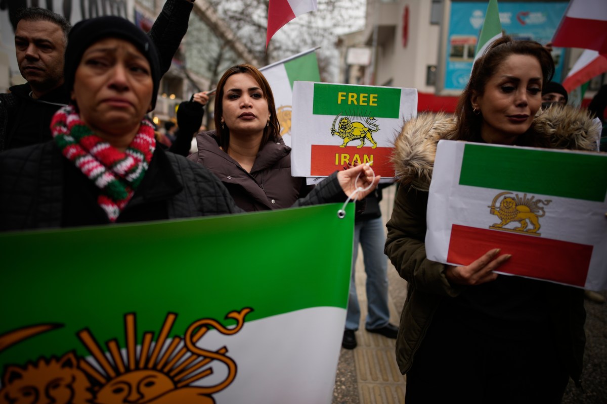 Irán acusa a EE.UU. de “injerencia” al elevar las tensiones tras las multitudinarias protestas