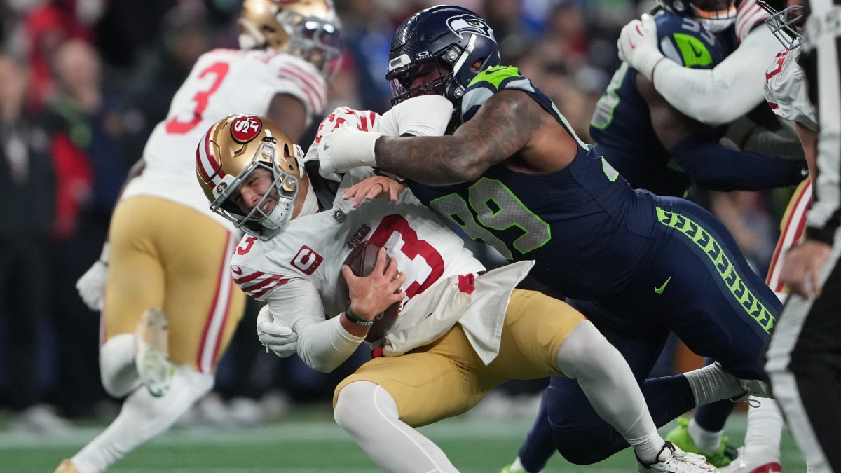 Lenoir protagoniza polémico cabezazo a Smith-Njigba en paliza de Seahawks a 49ers (Video)