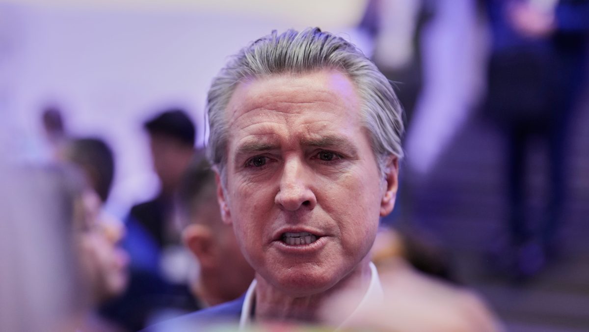 Newsom advierte a los europeos que Trump los está “tomando por tontos”