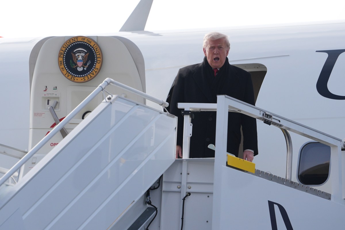 Donald Trump tuvo que cambiar de avión para viajar a foro en Davos por “problema eléctrico menor”