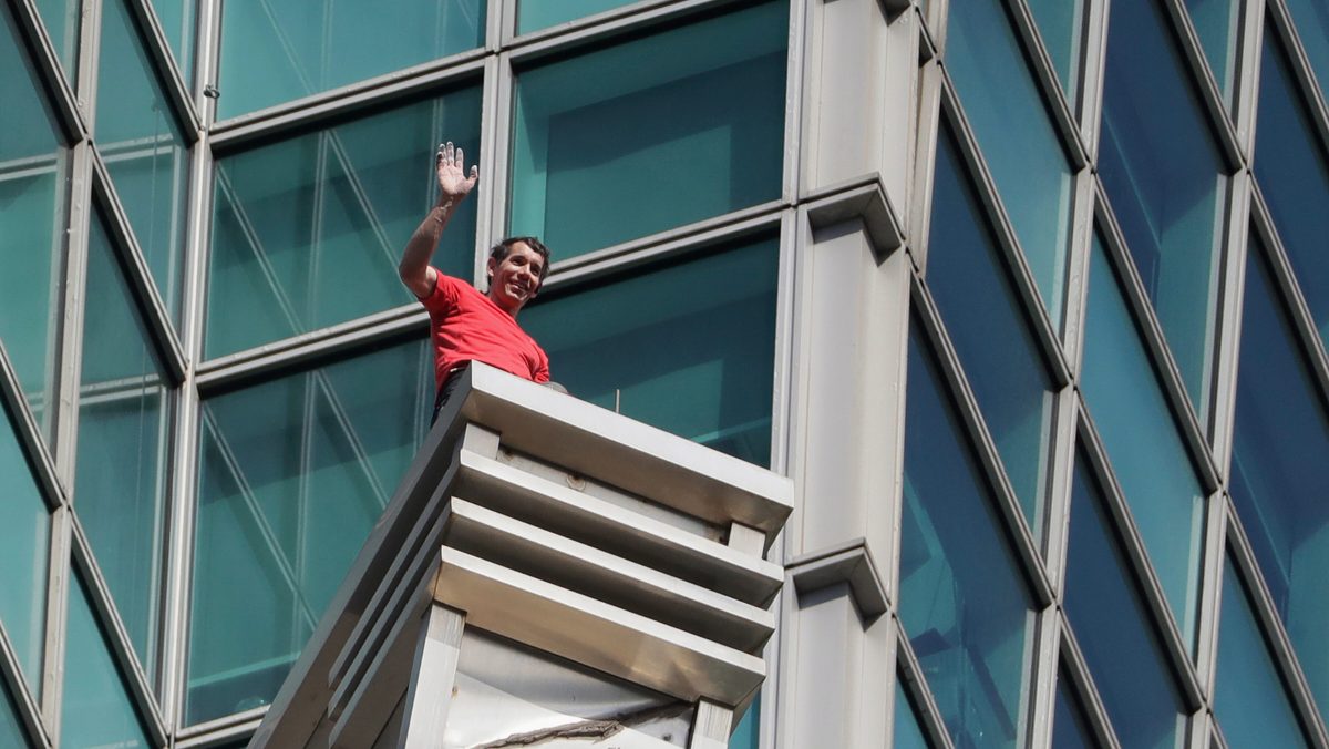 Revelan cuánto cobró Alex Honnold por escalar el rascacielos Taipei 101 de 508 metros