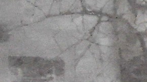 Peatones caminan y andan en bicicleta mientras cae una fuerte nevada, el domingo 25 de enero de 2026.