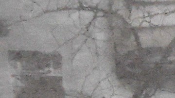 Peatones caminan y andan en bicicleta mientras cae una fuerte nevada, el domingo 25 de enero de 2026.