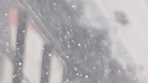 Personas esperan para cruzar la calle en Times Square durante una tormenta invernal, el domingo 25 de enero de 2026.