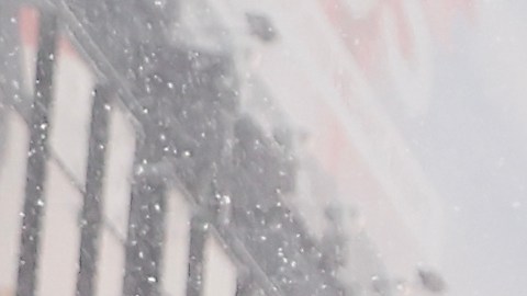 Personas esperan para cruzar la calle en Times Square durante una tormenta invernal, el domingo 25 de enero de 2026.