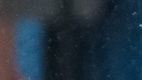 Los peatones trepan por los bancos de nieve para intentar cruzar las calles de Nueva York.