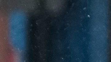 Los peatones trepan por los bancos de nieve para intentar cruzar las calles de Nueva York.