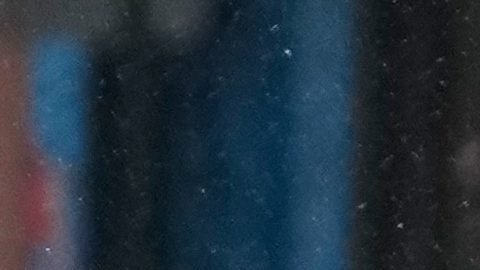 Los peatones trepan por los bancos de nieve para intentar cruzar las calles de Nueva York.