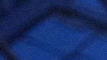 Un manifestante sostiene un cartel que dice "ICE OUT" durante una protesta en Minneapolis.