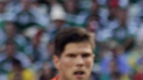 Netherlands' Arjen Robben, center, goes down to win a penalty during the World Cup round of 16 soccer match between the Netherlands and Mexico at the Arena Castelao in Fortaleza, Brazil, Sunday, June 29, 2014. Netherlands won the match 2-1. (AP Photo/Wong Maye-E)