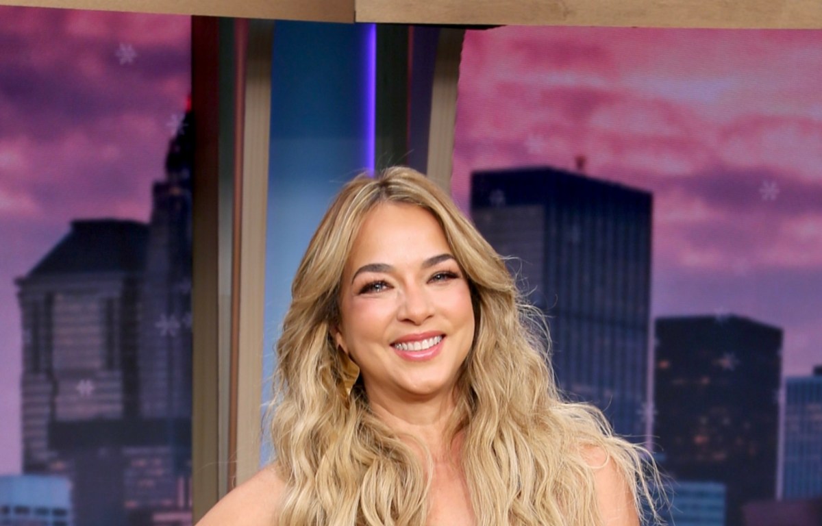 Adamari López defiende a Alejandra Espinoza de las críticas que recibe por su cuerpo 