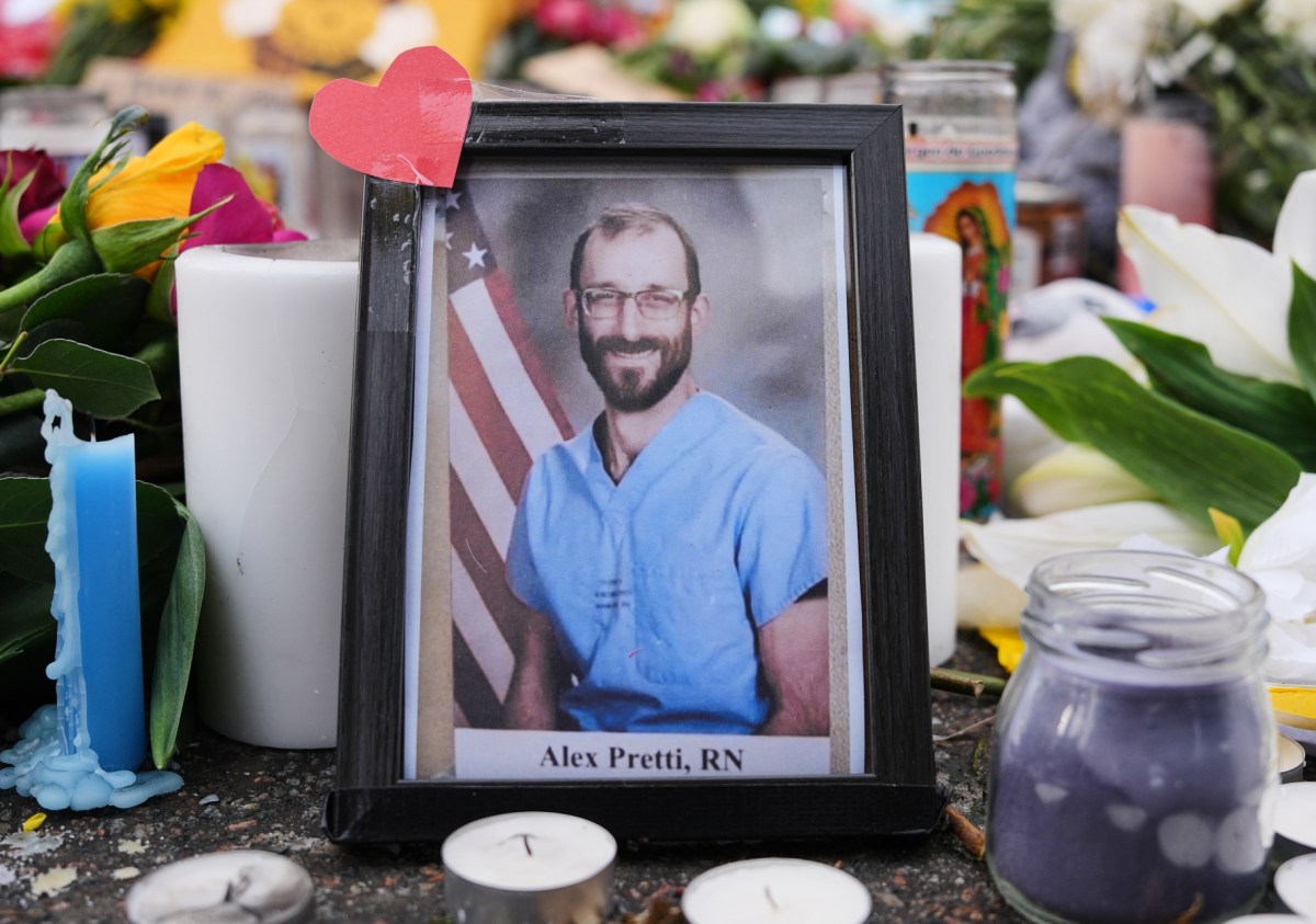 DHS informa al Congreso que dos oficiales federales dispararon en el enfrentamiento que mató a Alex Pretti en Minneapolis