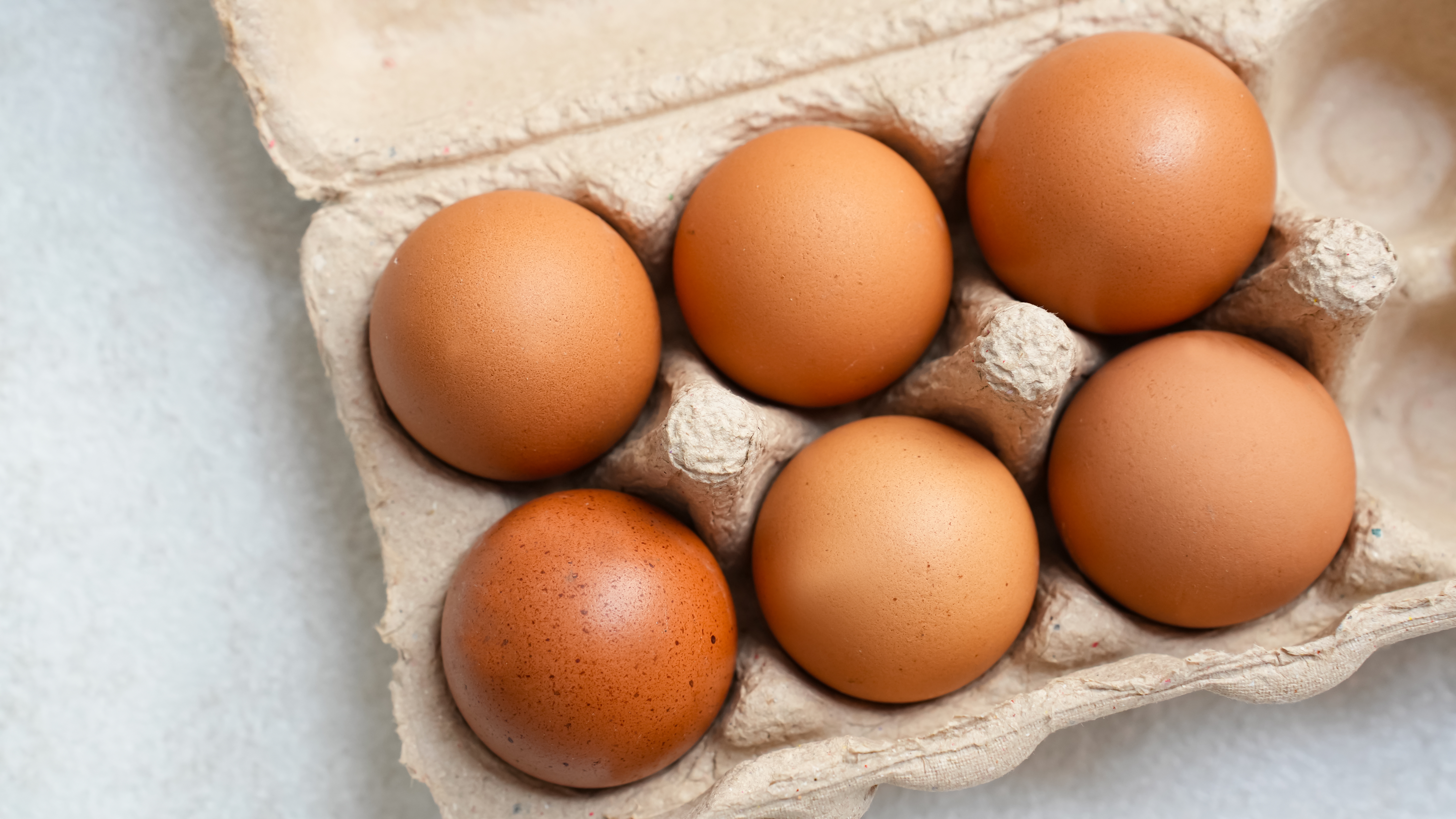 Mantener los huevos en su cartón original no solo protege la cáscara de olores externos, sino que asegura la trazabilidad y frescura óptima.