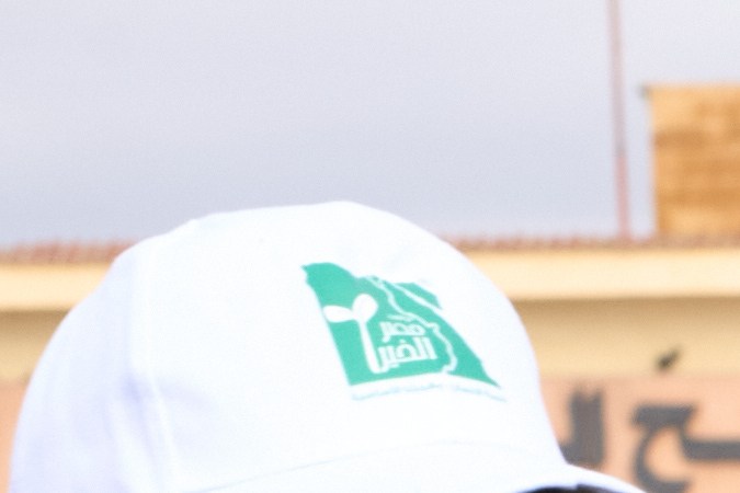 Angelina Jolie saluda a los trabajadores de la Media Luna Roja durante su visita al cruce fronterizo de Rafah, entre Egipto y la Franja de Gaza.