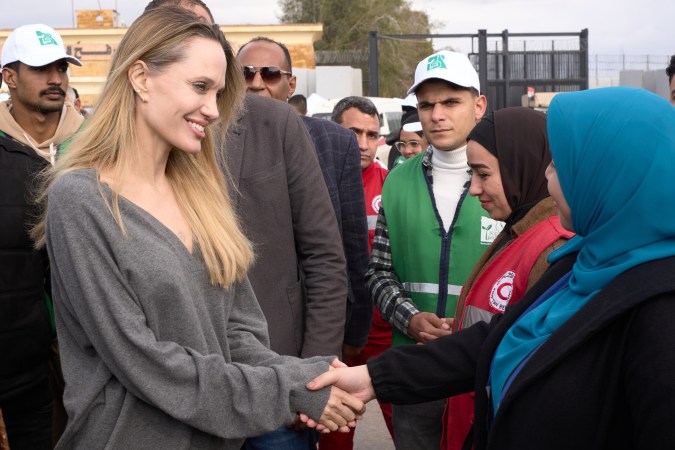 Angelina Jolie saluda a los trabajadores de la Media Luna Roja durante su visita al cruce fronterizo de Rafah, entre Egipto y la Franja de Gaza.