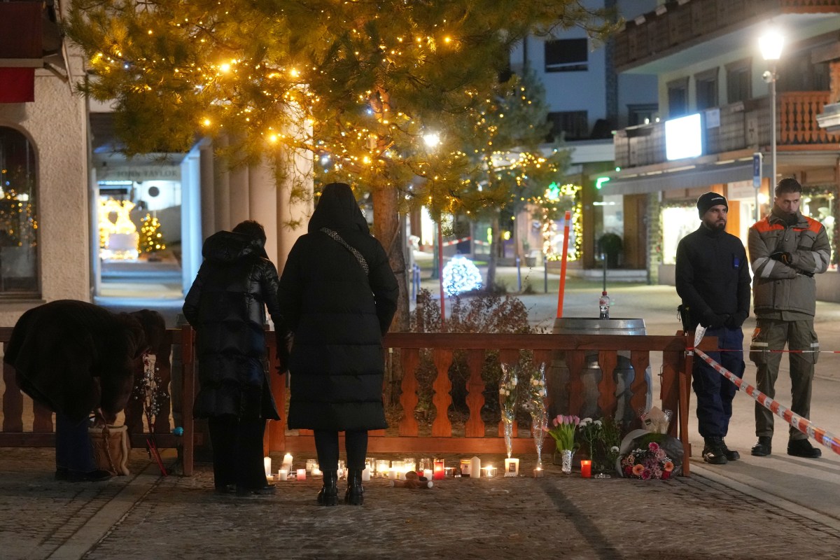Sobreviviente de incendio en bar de Suiza denuncia falta de salidas de emergencia
