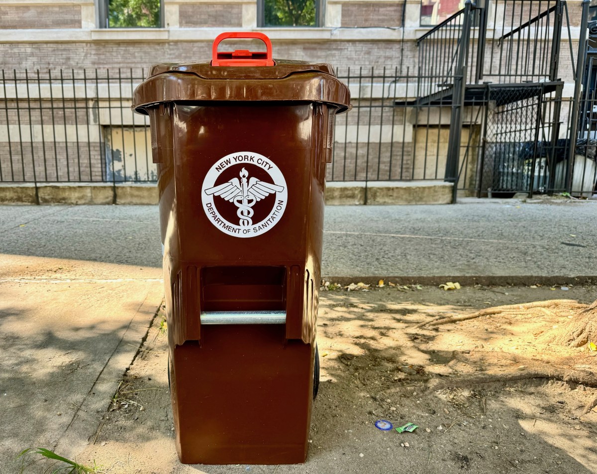 Caos por la nueva ley del “NYC Bin”: multas de hasta $200, pedidos caídos y escasez de contenedores en Nueva York