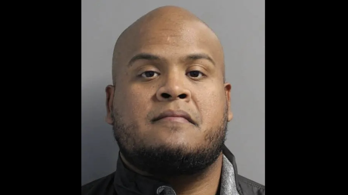 Enfermero de Long Island que golpeó a niño discapacitado solo fue arrestado luego que medios transmitieran el video del maltrato