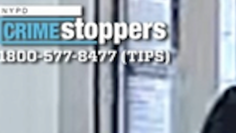 La policía publicó imágenes de los dos sospechosos, descritos como hombres jóvenes de unos 20 años y tez oscura.