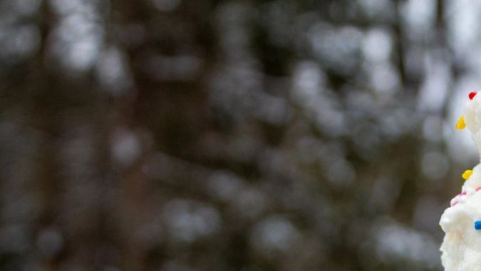 Un cono de helado, elaborado mezclando leche condensada azucarada con nieve fresca, se ve el martes 27 de enero de 2026 en Bow, NH (Foto AP/Holly Ramer)