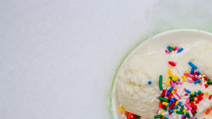 Hacer crema de nieve, es muy sencillo, se mezcla leche condensada azucarada con nieve fresca. (Foto AP/Holly Ramer)