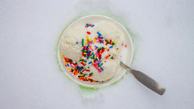 Hacer crema de nieve, es muy sencillo, se mezcla leche condensada azucarada con nieve fresca. (Foto AP/Holly Ramer)