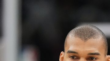 Víctor Wenbanyama de San Antonio Spurs y Guerschon Yabusele de New York Knicks.