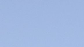 Un niño toca una estatua del futbolista portugués Cristiano Ronaldo en Funchal.