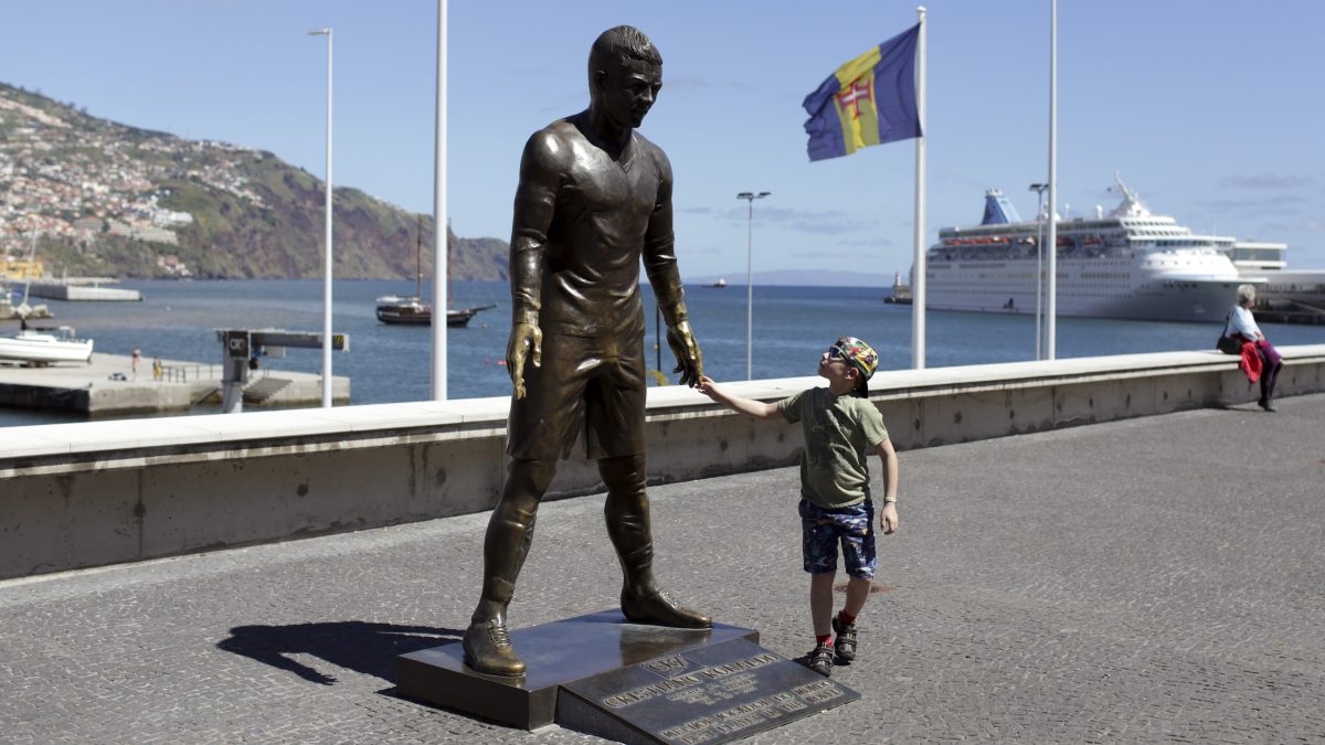 Incendian estatua de Cristiano Ronaldo en Portugal [VDIEO]
