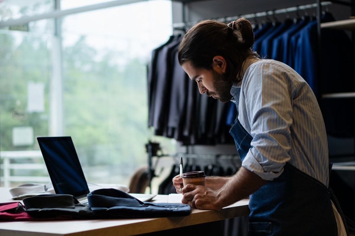 Gobierno de EE.UU. anuncia revisión del programa 8(a): ¿cómo afectará a la economía de los pequeños negocios?