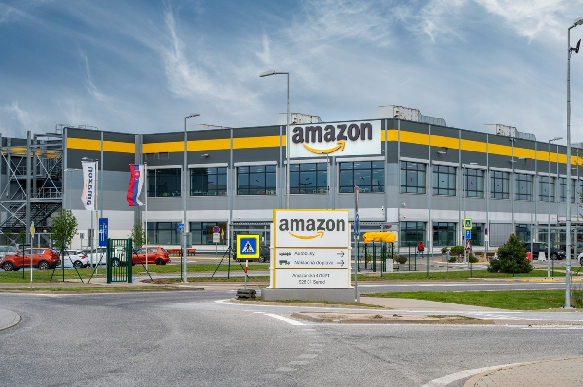 Amazon construye un nuevo megacentro logístico en Nueva York: impacto en empleo, consumo y precios en EE.UU.