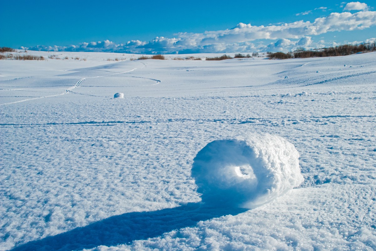 El raro fenómeno que dejó “bolas de nieve” naturales en calles del norte de Nueva York