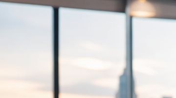 Oficina tecnológica en Nueva York con equipos de inteligencia artificial y skyline de la ciudad al atardecer