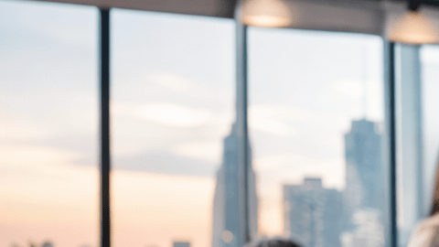 Oficina tecnológica en Nueva York con equipos de inteligencia artificial y skyline de la ciudad al atardecer