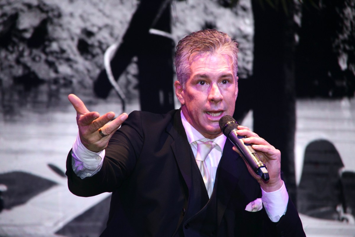 Fernando Carrillo acusa a Lili Estefan de aplicar una “dictadura comunicacional” en su contra