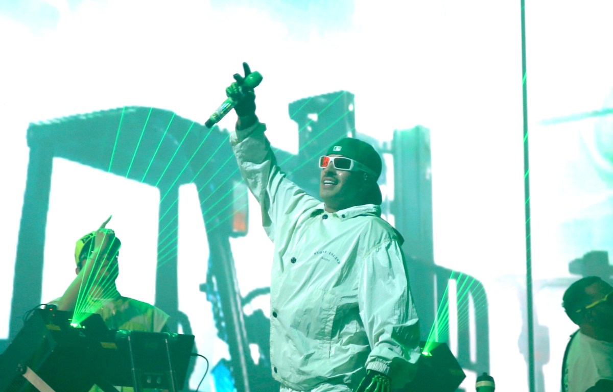 Ferxxo publica video en París luego de que aseguraron que terminó con Karol G