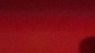 Un balón atraviesa la canasta durante la práctica de un partido de baloncesto.