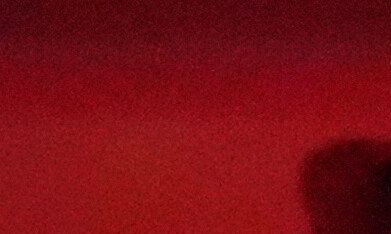 Un balón atraviesa la canasta durante la práctica de un partido de baloncesto.