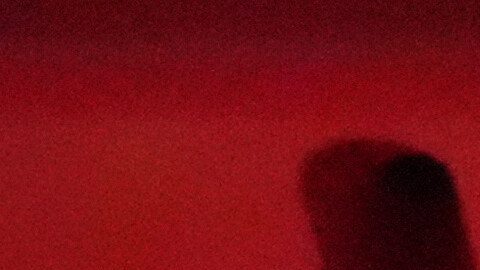 Un balón atraviesa la canasta durante la práctica de un partido de baloncesto.