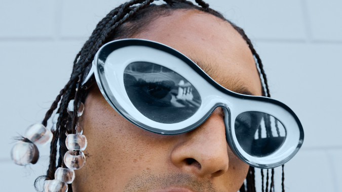 Collage de interiores y objetos en tonos azul celeste que ilustran el color Celeste fresco de la paleta 2026 de Pinterest.