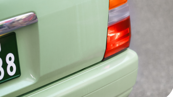 Collage de objetos y detalles de belleza en tono verde jade que ilustra el color Jade de la paleta 2026 de Pinterest.