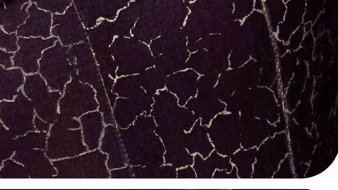 Collage de moda, maquillaje y objetos en tonos ciruela oscuro y negro que ilustran la subpaleta Plum Noir de Pinterest Palette 2026.