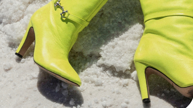 Collage de moda, belleza y objetos en tonos verde wasabi y ciruela que ilustran la subpaleta Plum Wasabi de Pinterest Palette 2026.