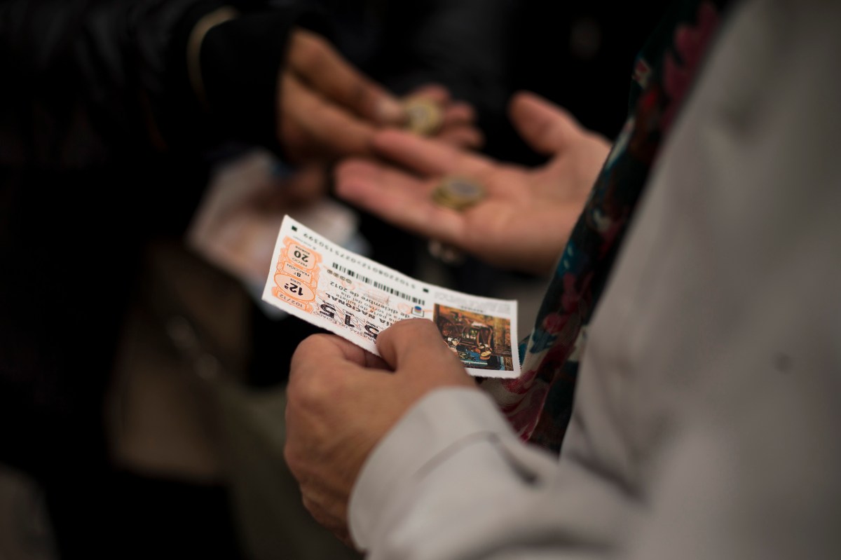 Ganó más de $200 mil en la lotería gracias al boleto que escogió su hijo de 6 años