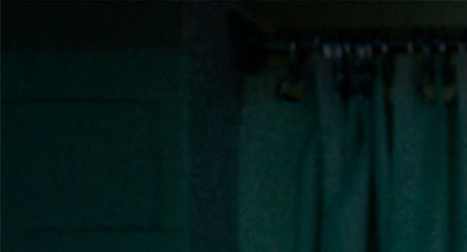 Dr. Sam y Nisha sostienen calabaza en escena de Hoppers de Pixar