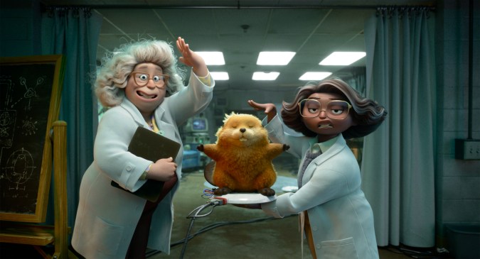 Dr. Sam y Nisha sostienen calabaza en escena de Hoppers de Pixar
